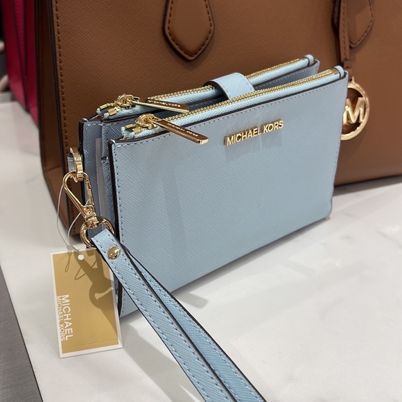 MICHAEL KORS LARGE DOUBLE ZIP WRISTLET WALLET PHONE CASE CLUTCH
Vista Blue - Picture 16 of 16